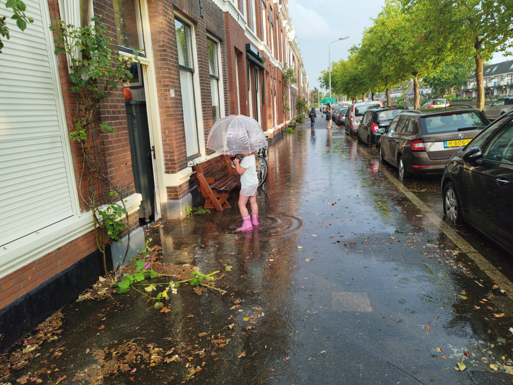 Meisje met paraplu in de regen