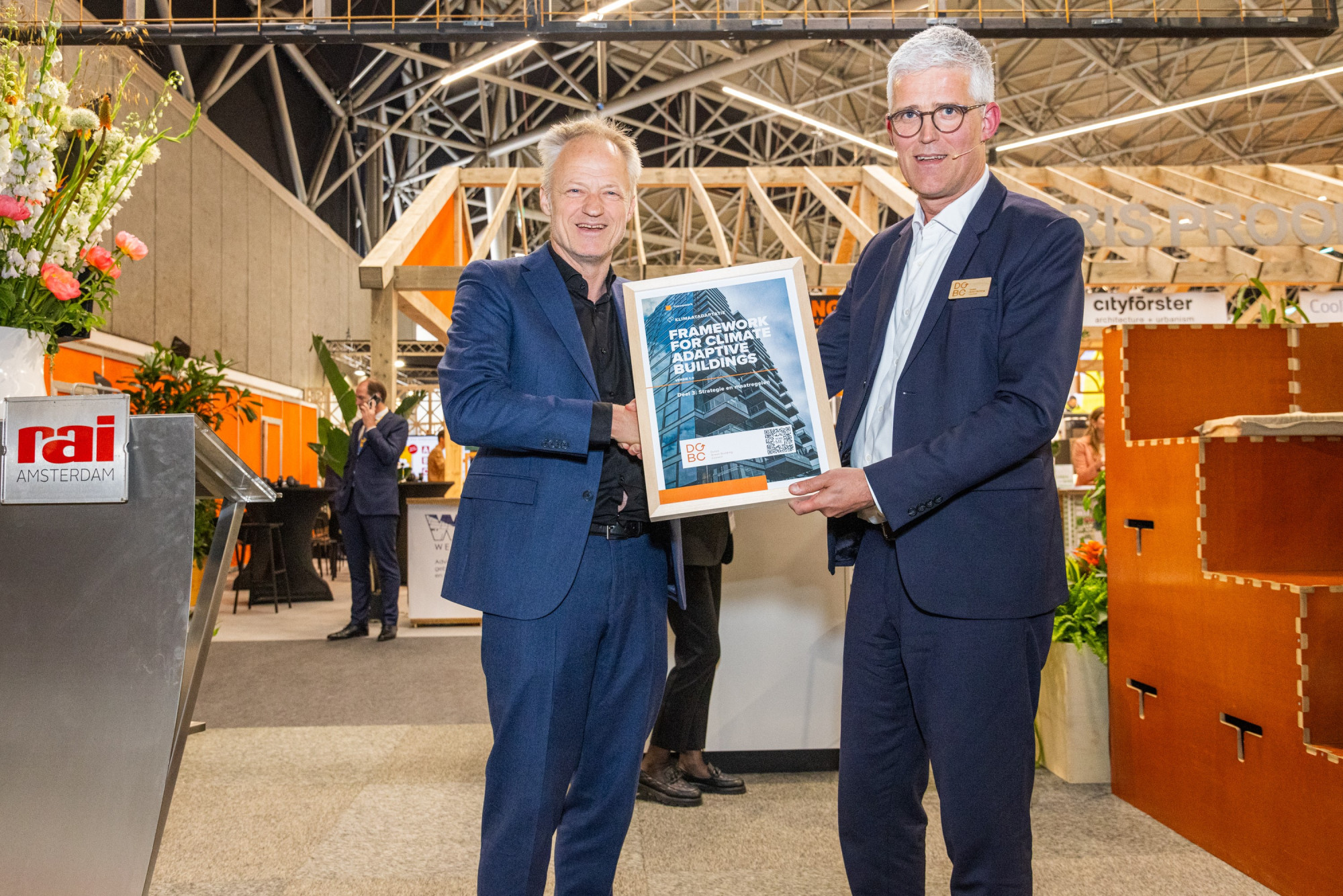 Overhandiging%20Framework%20for%20Climate%20Adaptive%20Buildings%20van%20DGBC%20aan%20deltacommissaris%20Co%20Verdaas%20op%20PROVADA.jpg