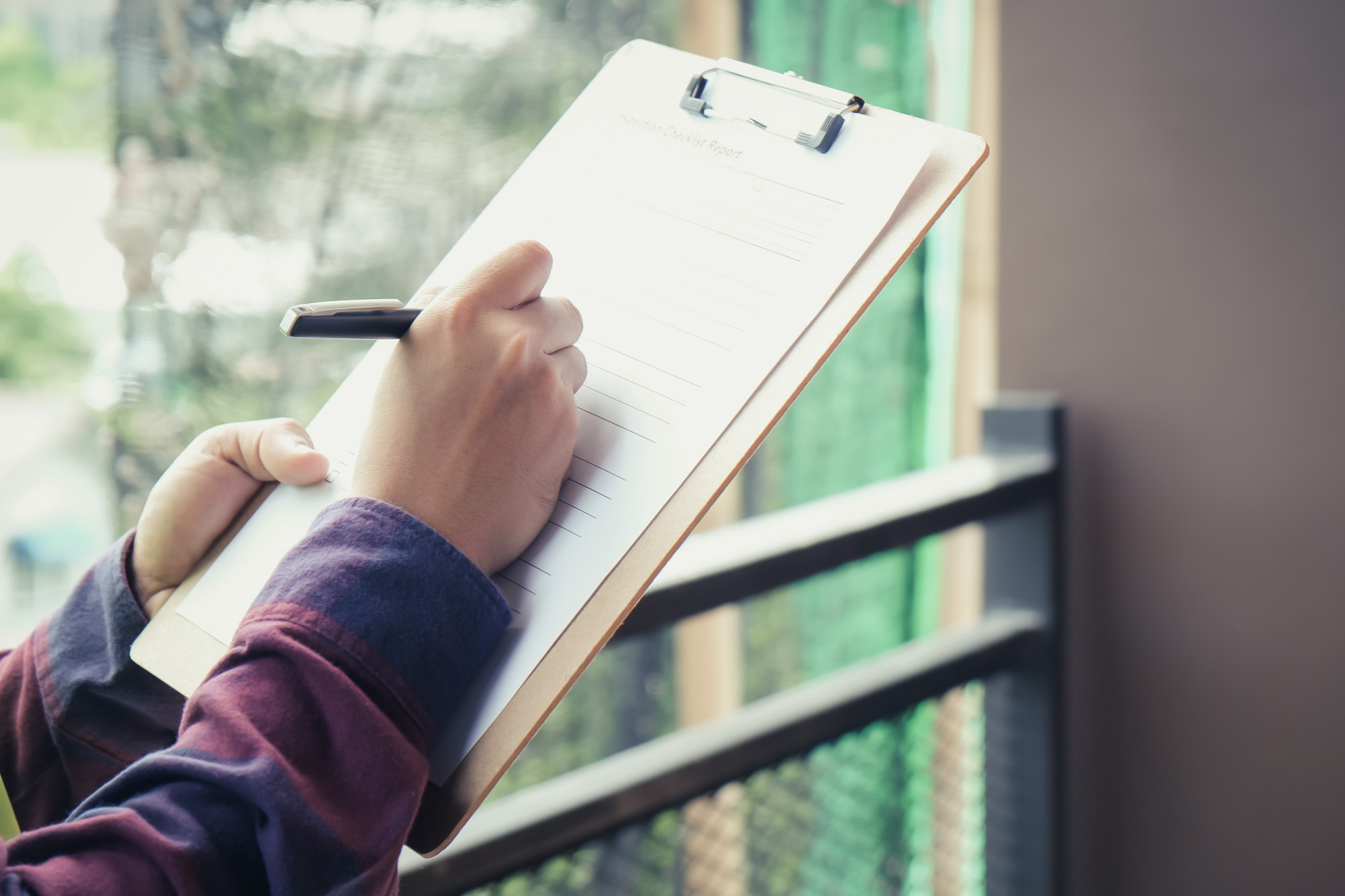 Ingenieur controleert en inspecteert het gebouw of huis met behulp van een checklist